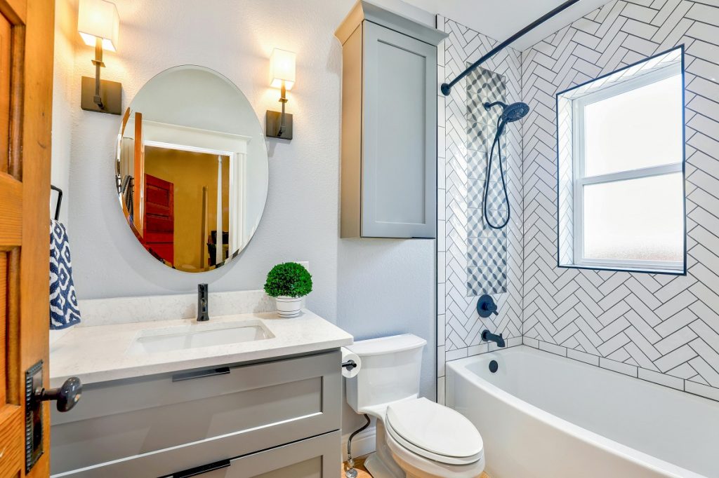 small bathroom with a tile accent wall in the shower