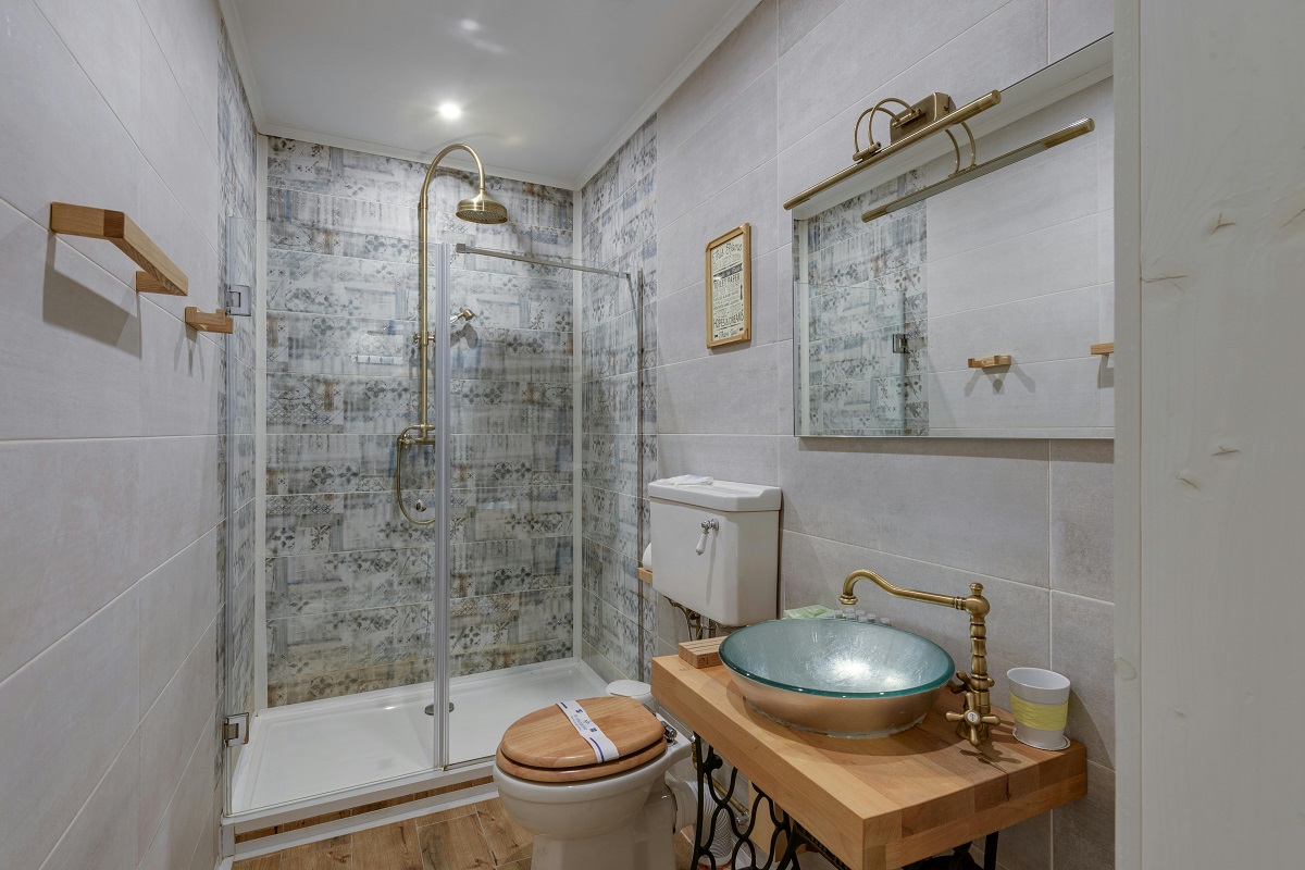 small bathroom with a tile accent wall in the shower